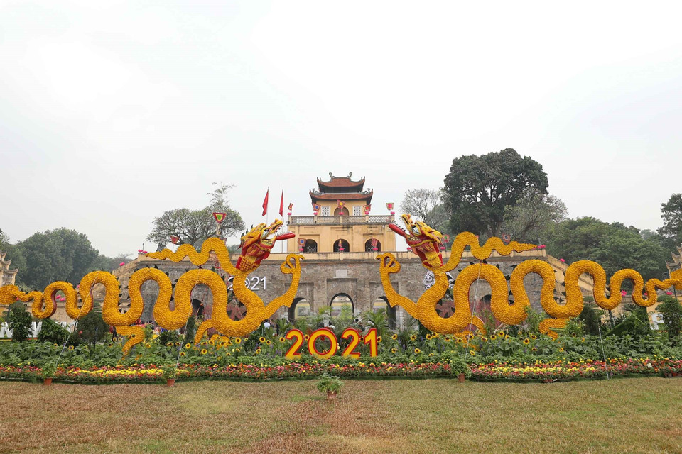 Đón Xuân mới Tân Sửu 2021, Hoàng Thành Thăng Long được trang trí rực rỡ. (Ảnh: Thanh Tùng/TTXVN)