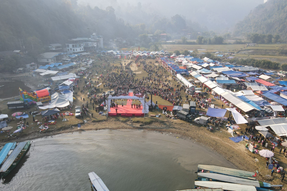 Lễ hội thu hút đông đảo người dân địa phương và du khách thập phương tham dự. (Ảnh: Vũ Hoàng Giang/TTXVN)