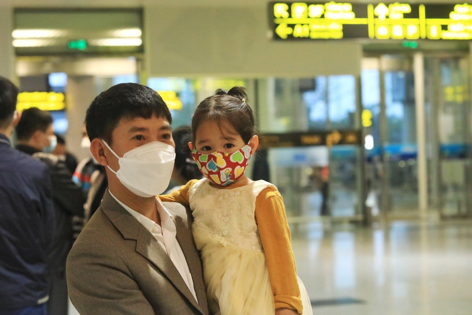 Anh Nguyễn Văn Thường, Đại Mỗ, Nam Từ Liêm, Hà Nội cùng con gái ra đón người thân. (Ảnh: Tuấn Anh/TTXVN)