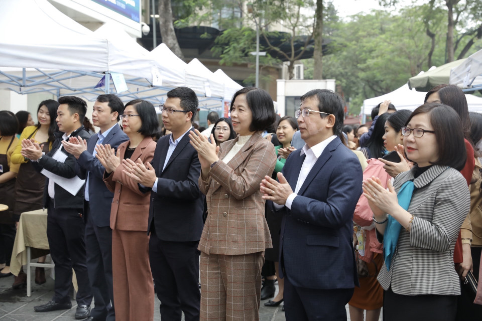 Đại biểu tham dự lễ khai mạc Hội chợ Xuân 2023. (Ảnh: Minh Quyết/TTXVN)