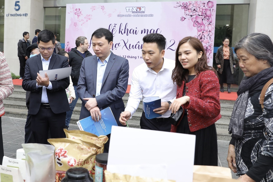 Ban giám khảo chấm điểm gian hàng chi đoàn Ban Biên tập tin Đối ngoại tham gia hội chợ. (Ảnh: Minh Quyết/TTXVN)