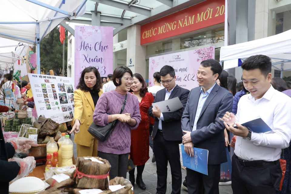 Ban giám khảo chấm điểm gian hàng chi đoàn Ban Biên tập Ảnh. (Ảnh: Minh Quyết/TTXVN)