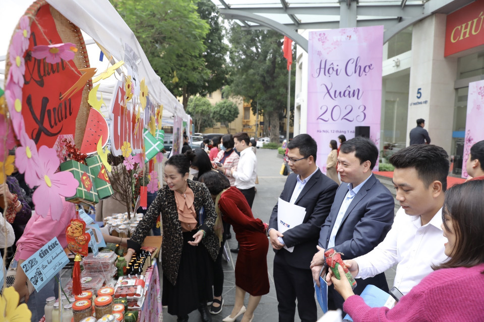 Ban giám khảo chấm điểm các gian hàng của các đơn vị chi đoàn tham gia Hội chợ. (Ảnh: Minh Quyết/TTXVN)