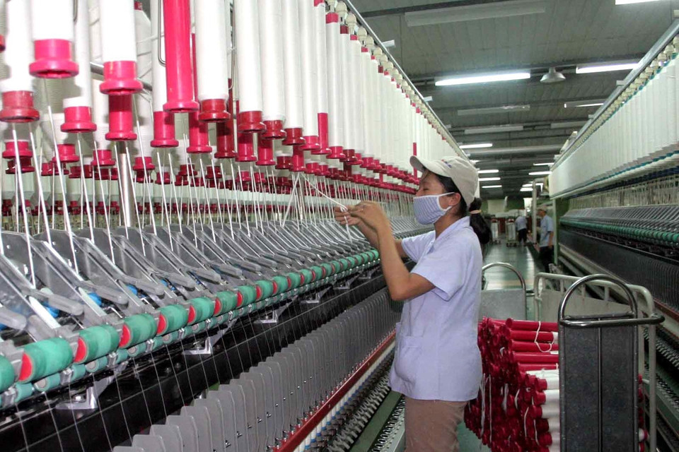 Công nhân làm việc tại nhà máy sợi Huế thuộc Công ty Cổ phần Dệt may Huế (Thừa Thiên-Huế). (Ảnh: Quốc Việt/TTXVN)