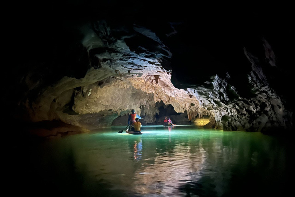 Trong chuyến khảo sát tìm kiếm hang động đầu năm 2023, Hiệp hội hang động Hoàng gia Anh (BCRA) đã phát hiện 22 hang động mới. (Ảnh: TTXVN phát)