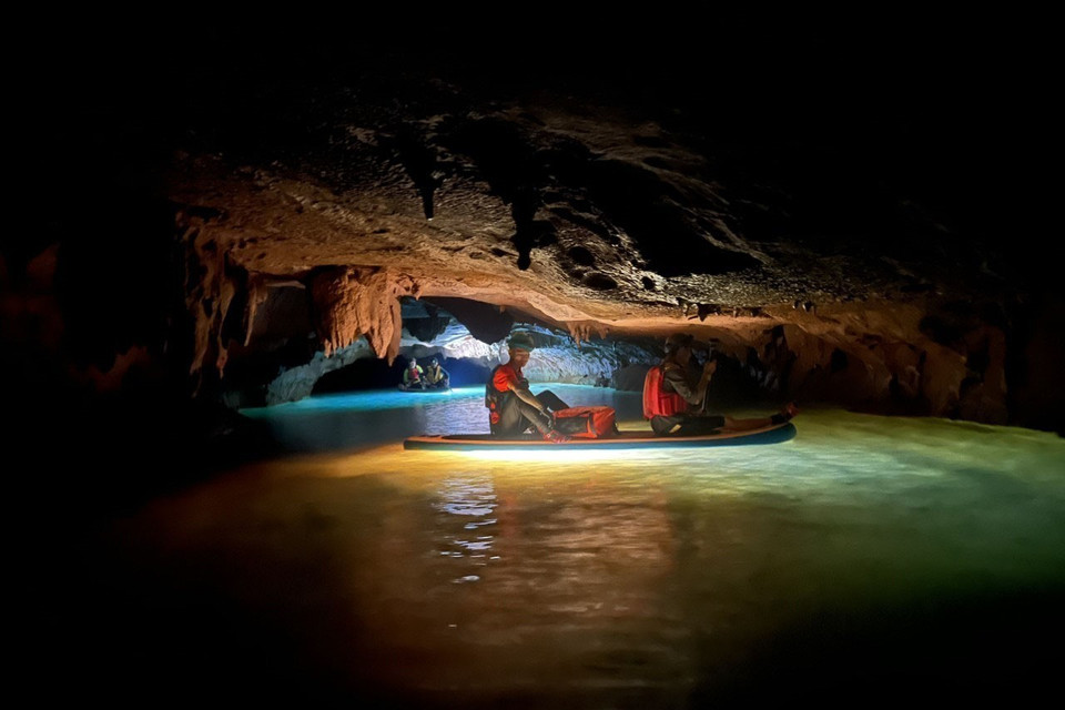 Chuyến khảo sát, khám phá lần này của các nhà khoa học đến từ Anh, Australia, New Zealand kéo dài 3 tuần, chia làm 3 đợt ở 2 huyện Minh Hóa và Tuyên Hóa thông qua sự hỗ trợ của một số hướng dẫn viên du lịch ở Phong Nha và những người dân địa phương. (Ảnh: TTXVN phát)