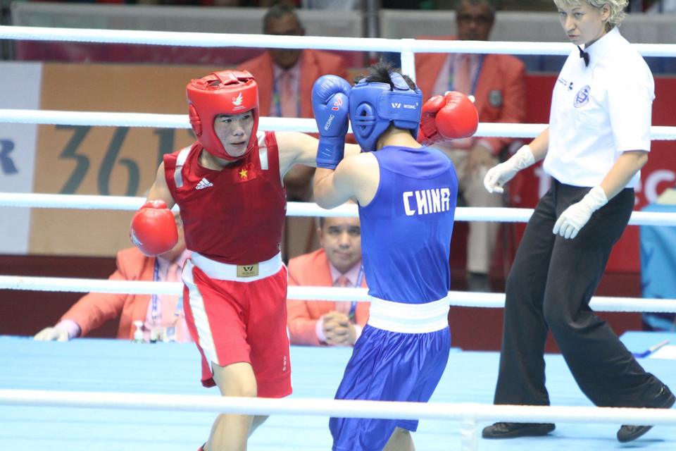 Võ sỹ Lừu Thị Duyên (trái, dân tộc Mông, Lào Cai) đoạt HCV đầu tiên trong lịch sử quyền Anh nữ Việt Nam tại SEA Games 27 và HCĐ lịch sử tại ASIAD 2014. (Nguồn: TTXVN)