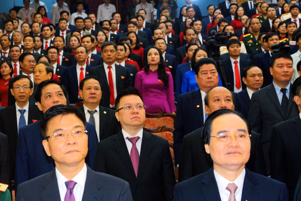 Các đại biểu thực hiện nghi lễ chào cờ tại Đại hội đại biểu Đảng bộ tỉnh Hà Nam lần thứ XX, nhiệm kỳ 2020-2025. (Ảnh Đại Nghĩa/TTXVN)