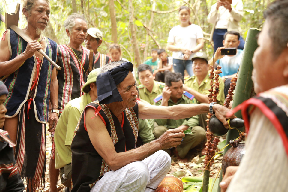 Lễ cúng Thần rừng được tổ chức vào tháng 3 hàng năm do người dân 2 làng De Chí và Ograng đảm nhận. (Ảnh: Quang Thái/TTXVN)
