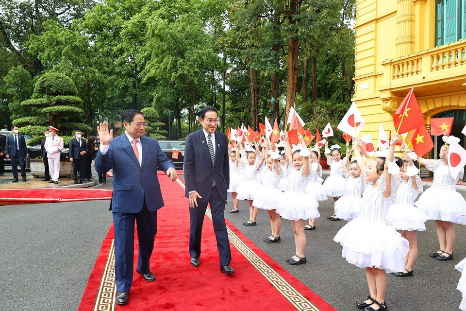 Thủ tướng Phạm Minh Chính và Thủ tướng Nhật Bản Kishida Fumio với thiếu nhi Thủ đô. (Ảnh: Dương Giang/TTXVN)
