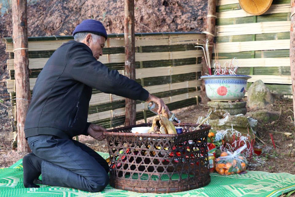 Thầy cúng thực hiện nghi thức dâng lễ vật cúng tế trong ngôi miếu trên địa bàn bản Tá Miếu (xã Sín Thầu, huyện Mường Nhé, tỉnh Điện Biên). Hoạt động này diễn thường niên mỗi khi bản làng Tá Miếu chuẩn bị bước vào Tết Cổ truyền Hồ Sự Chà.(Ảnh: Xuân Tiến/TTXVN)