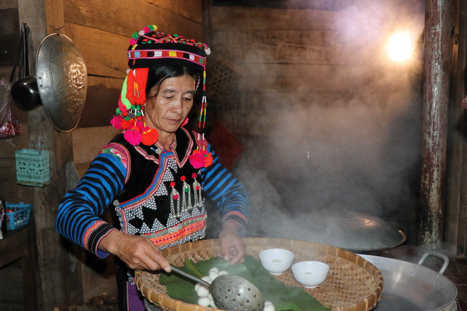 Trong tâm thức của người Hà Nhì, bánh trôi không thể thiếu trong lễ cúng đầu tiên ở mỗi gia đình, bởi đó là món ăn đầu tiên mời tổ tiên khi về dự Tết cùng gia đình. (Ảnh: Xuân Tiến/TTXVN)