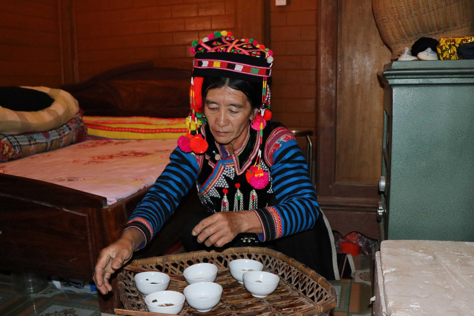 Nghi thức cúng tổ tiên với món bánh trôi là sự thể hiện tấm lòng thành kính, sự tri ân, hiếu thuận của con cháu với các đấng sinh thành, bậc tiên tổ. (Ảnh: Xuân Tiến/TTXVN)