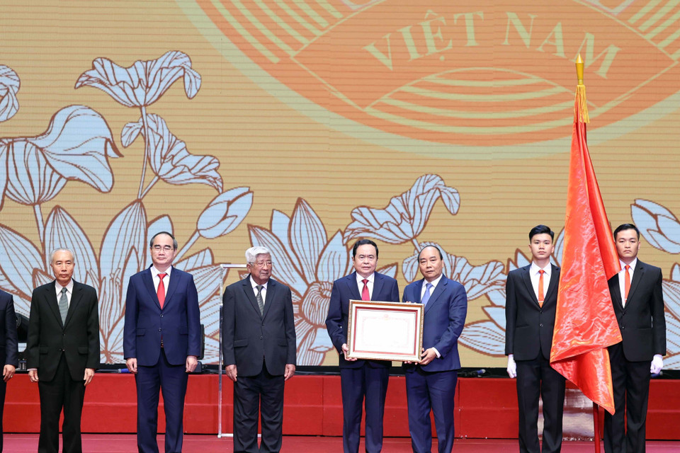 Thủ tướng Nguyễn Xuân Phúc, Chủ tịch Hội đồng Thi đua - Khen thưởng Trung ương trao tặng Huân chương Hồ Chí Minh cho Mặt trận Tổ quốc Việt Nam. (Ảnh: Thống Nhất/TTXVN)