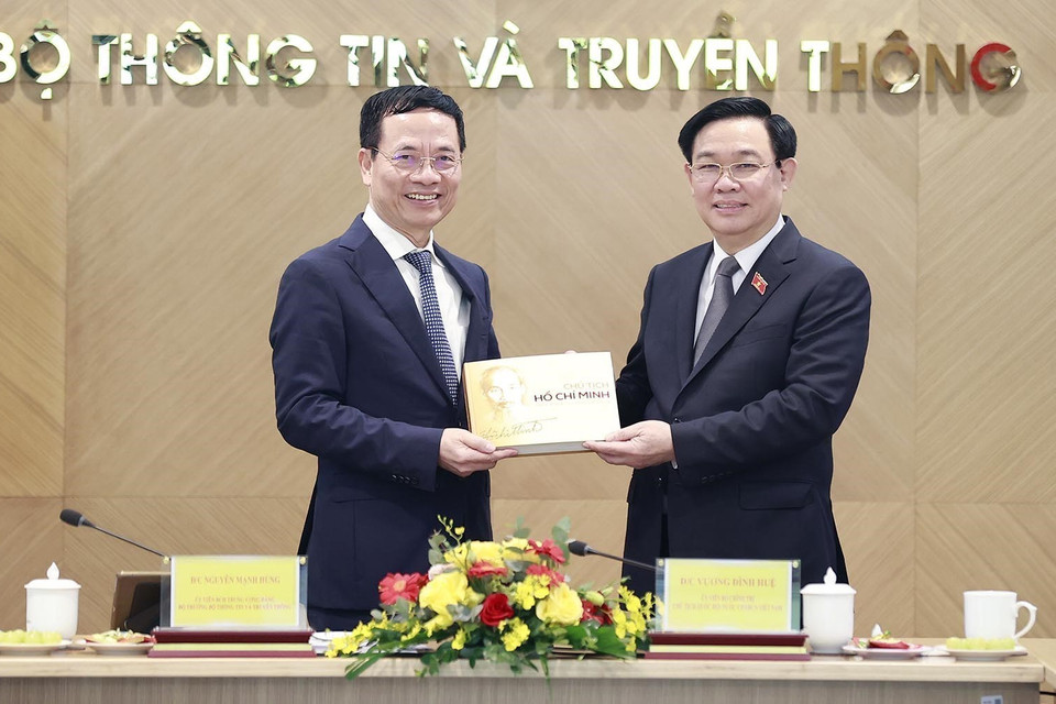Bộ trưởng Bộ Thông tin và Truyền thông Nguyễn Mạnh Hùng trao sách về Chủ tịch Hồ Chí Minh tặng Chủ tịch Quốc hội Vương Đình Huệ. (Ảnh: Doãn Tấn/TTXVN)
