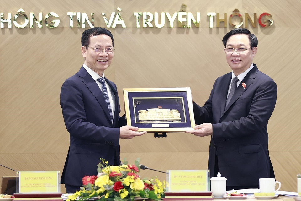 Chủ tịch Quốc hội Vương Đình Huệ tặng bức tranh 3D biểu tượng Nhà Quốc hội cho Bộ Thông tin và Truyền thông. (Ảnh: Doãn Tấn/TTXVN)