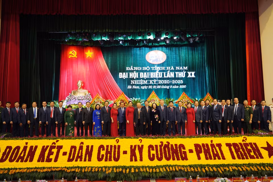 Các đại biểu chụp ảnh lưu niệm tại Đại hội đại biểu Đảng bộ tỉnh Hà Nam lần thứ XX, nhiệm kỳ 2020-2025. (Ảnh Đại Nghĩa/TTXVN)
