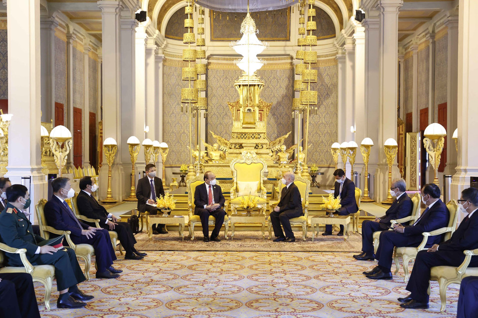 Chủ tịch nước Nguyễn Xuân Phúc hội kiến Quốc vương Campuchia Norodom Sihamoni tại Cung điện Hoàng gia Campuchia. (Ảnh: Thống Nhất/TTXVN)