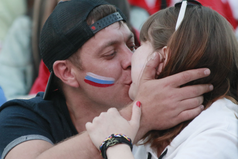 Saint Petersburg là một trong những thành phố diễn ra Vòng chung kết EURO 2020. Sự kiện thể thao quan trọng này đang tạo ra bầu không khí náo nhiệt, nhiều cảm xúc tại các khu vực Fanzone thu hút đông đảo cổ động viên tập trung cổ vũ cho các đội tuyển quốc gia thi đấu đạt thành tích cao. (Ảnh: Trần Hiếu/TTXVN)