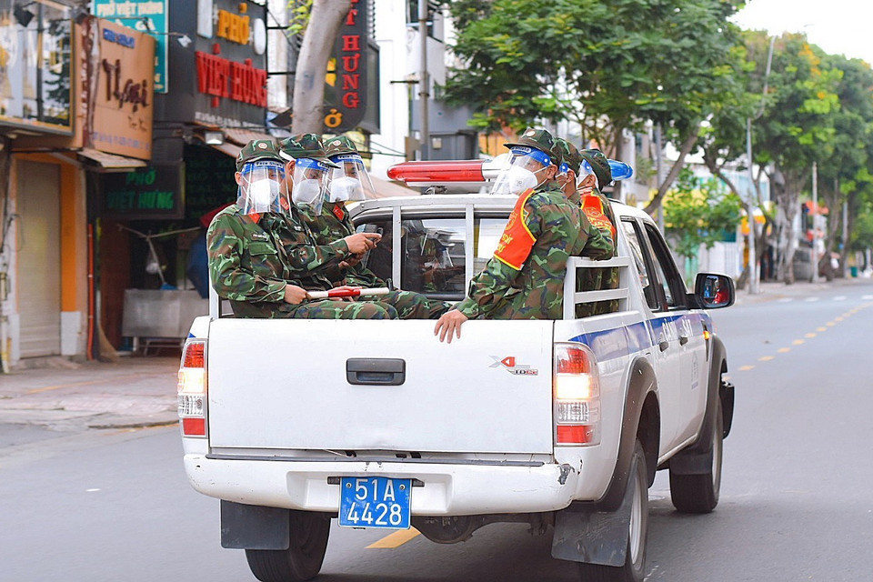Cán bộ, chiến sỹ quân đội tăng cường tham gia kiểm tra, kiểm soát lưu lượng giao thông, đảm bảo quy định về giãn cách xã hội. (Ảnh: Xuân Khu-TTXVN)