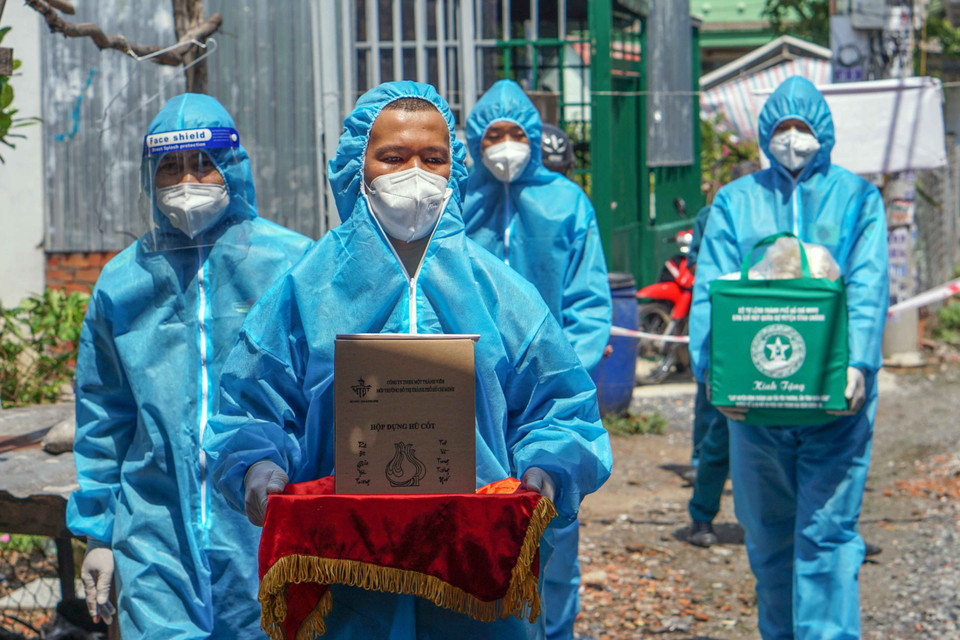 Cán bộ, chiến sỹ đi bàn giao tro cốt người mất vì COVID-19 cho nhân thân được tổ chức trang trọng, chu đáo. (Ảnh: Xuân Khu/TTXVN)