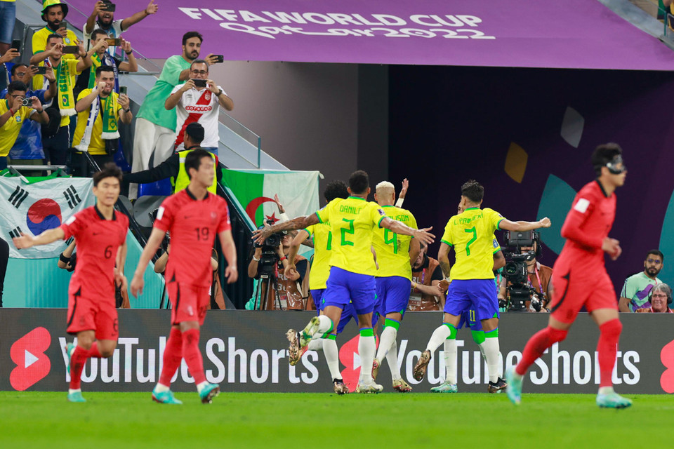 Brazil được hưởng phạt đền sau khi tuyển thủ Hàn Quốc Jung Woo-young phạm lỗi với Richarlison. Trên chấm phạt 11m, Neymar nhân đôi cách biệt cho Brazil một cách chuyên nghiệp. (Ảnh: Hải An/Vietnam+)