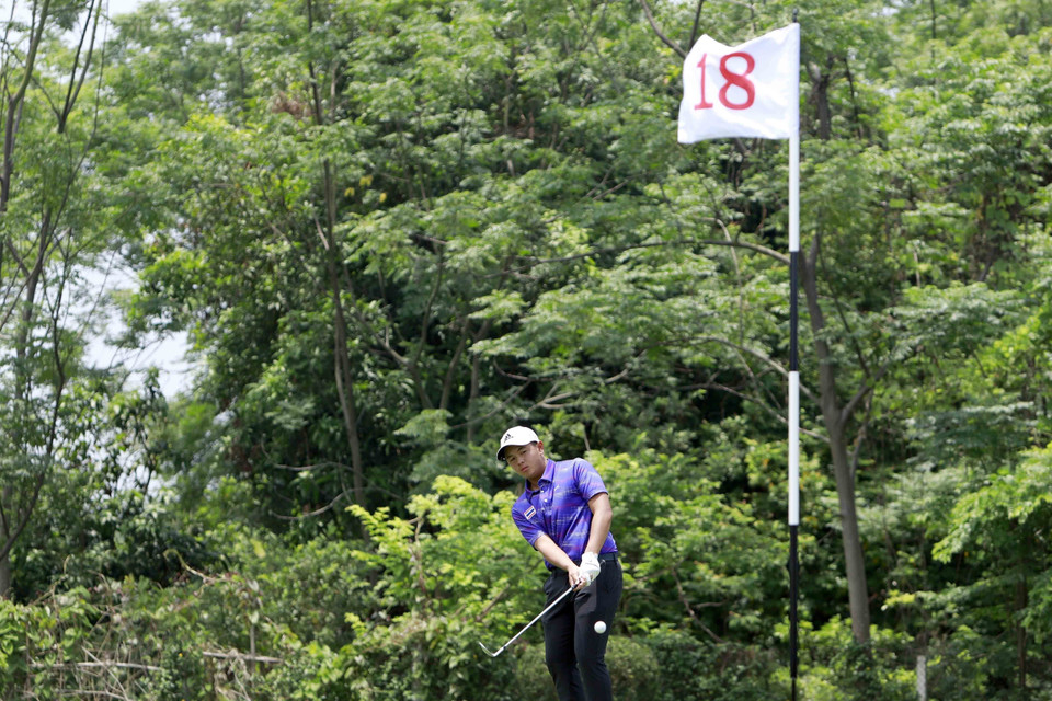 Sau khi thi đấu tại 18 hố golf ,VĐV Weerawish Narkprachar (Thái Lan) đang tạm thời đứng đầu bảng xếp hạng tại vòng 1 cá nhân nam. (Ảnh: Hoàng Hùng/TTXVN)