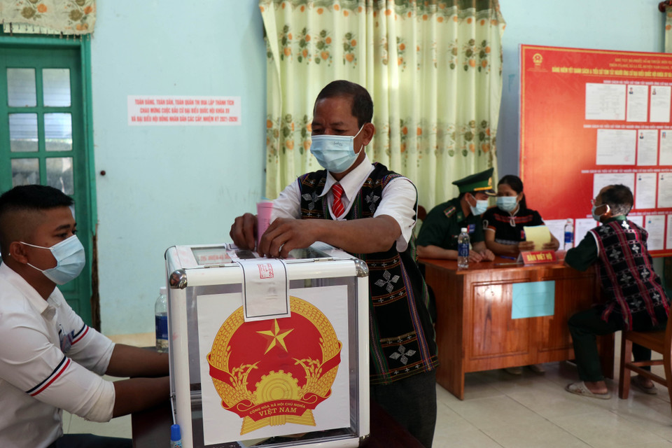 Cử tri xã biên giới La Êê bỏ phiếu bầu đại biểu Quốc hội và Hội đồng nhân dân các cấp nhiệm kỳ 2021-2026. (Ảnh: Trần Tĩnh/TTXVN)