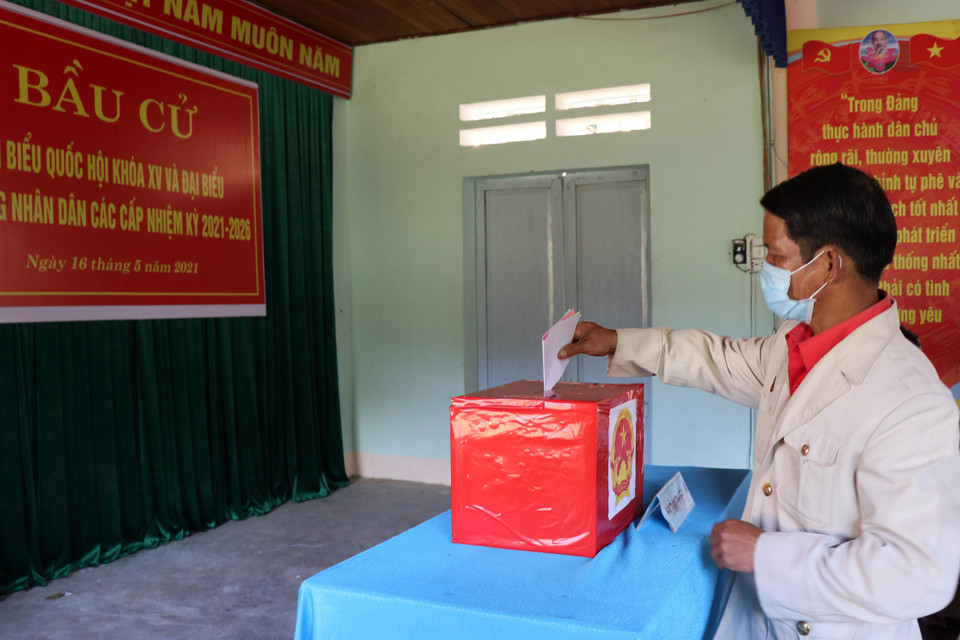 Cử tri xã biên giới La Êê bỏ phiếu bầu đại biểu Quốc hội và Hội đồng nhân dân các cấp nhiệm kỳ 2021-2026. (Ảnh: Trần Tĩnh/TTXVN)
