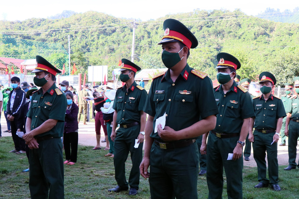 Cử tri xã biên giới La Êê đi bỏ phiếu bầu đại biểu Quốc hội và Hội đồng nhân dân các cấp nhiệm kỳ 2021-2026 đảm bảo an toàn phòng chống dịch COVID-19. (Ảnh: Trần Tĩnh/TTXVN)