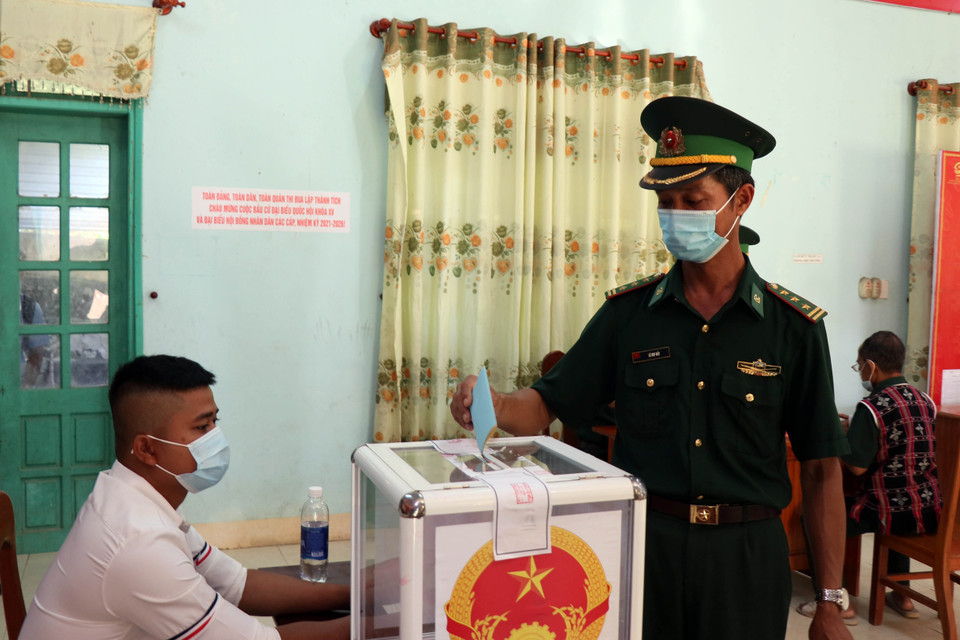 Cử tri xã biên giới La Êê bỏ phiếu bầu đại biểu Quốc hội và Hội đồng nhân dân các cấp nhiệm kỳ 2021-2026. (Ảnh: Trần Tĩnh/TTXVN)