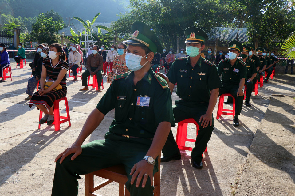 Cử tri xã biên giới La Êê đi bỏ phiếu bầu cử đại biểu Quốc hội và Hội đồng nhân dân các cấp nhiệm kỳ 2021-2026 đảm bảo an toàn phòng chống dịch COVID-19. (Ảnh: Trần Tĩnh/ TTXVN)