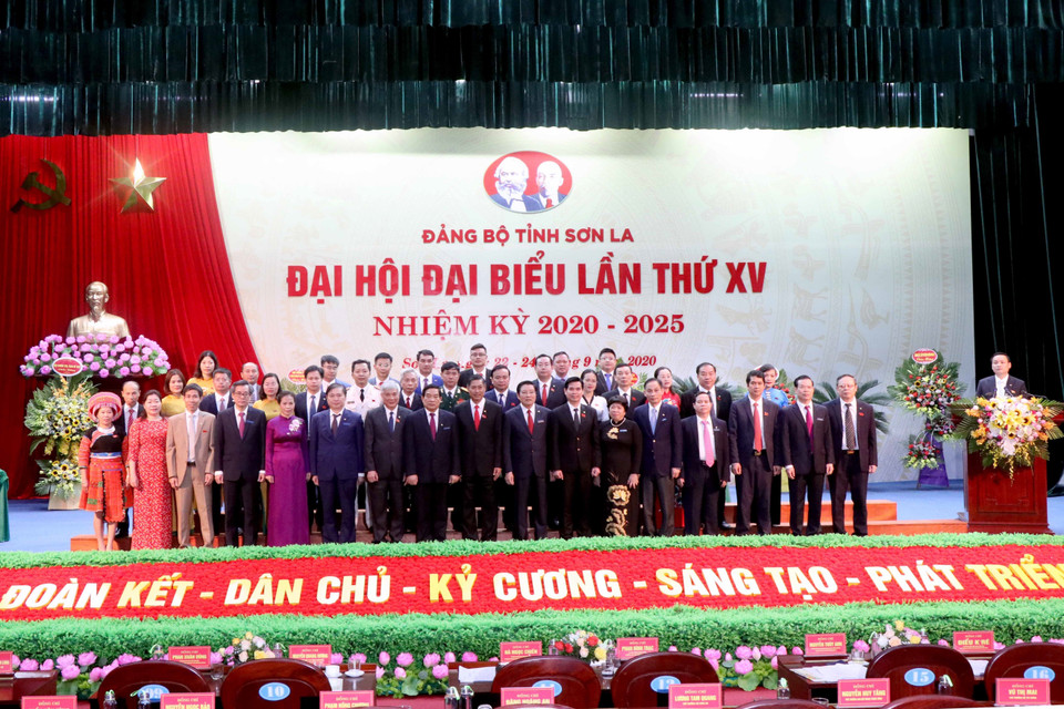 Ông Phan Đình Trạc, Bí thư Trung ương Đảng, Trưởng ban Nội chính Trung ương và các Đại biểu chụp ảnh chung. (Ảnh: Quang Quyết/TTXVN)