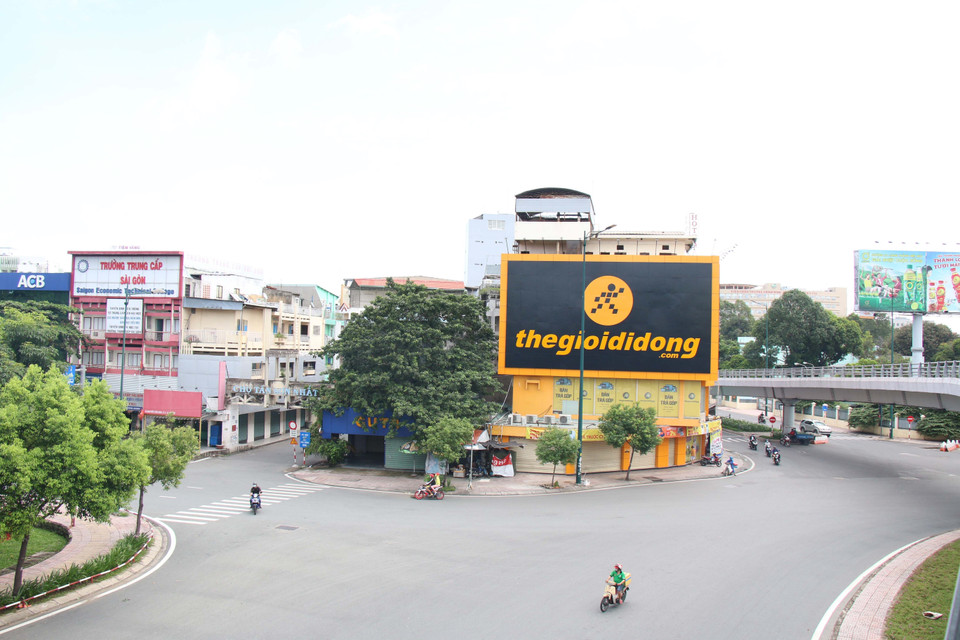 Khu vực nút giao Nguyễn Kiệm-Nguyễn Thái Sơn khá vắng vẻ trong sáng 2/8/2021. (Ảnh: Tiến Lực/TTXVN)