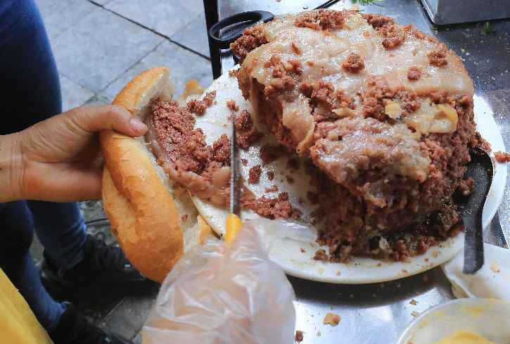 Bánh mỳ truyền thống của Việt Nam với thành phần chính là patê. (Ảnh: Lâm Khánh/TTXVN)