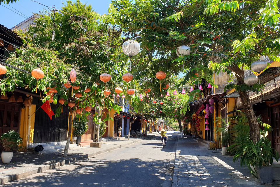 Trước tình trạng dịch COVID-19 diễn biến phức tạp tại Đà Nẵng, thành phố Hội An (tỉnh Quảng Nam) là địa phương tiếp giáp, thu hút khách du lịch khá lớn đến tham quan, giải trí, đã triển khai đồng bộ nhiều giải pháp phòng chống dịch bệnh COVID-19 từ sáng sớm ngày 28/7/2020. (Ảnh: Trịnh Bang Nhiệm/TTXVN)