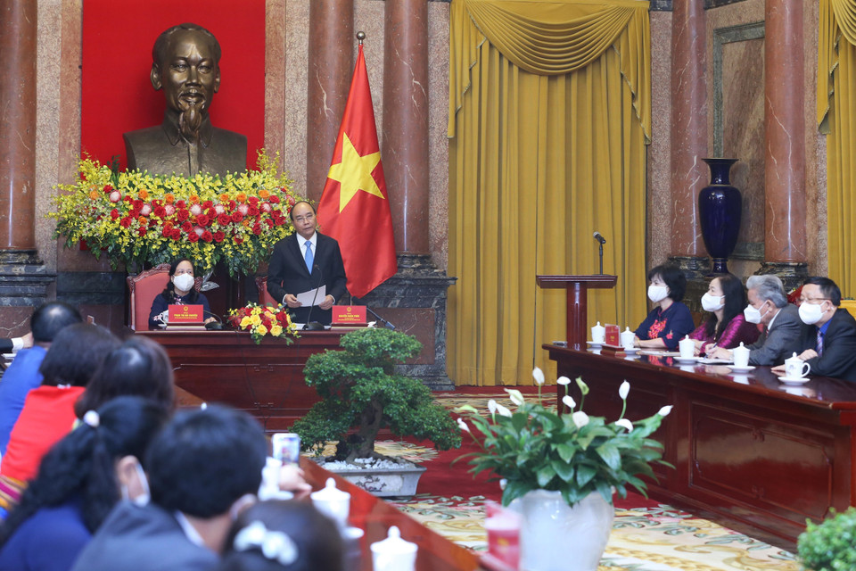 Sáng 28/9, tại Phủ Chủ tịch, Chủ tịch nước Nguyễn Xuân Phúc gặp mặt thân mật Đoàn đại biểu Trung ương Hội Người cao tuổi Việt Nam nhân kỷ niệm 30 năm Ngày Quốc tế Người cao tuổi. (Ảnh: Lâm Khánh/TTXVN)