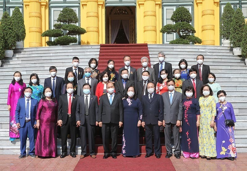 Chủ tịch nước Nguyễn Xuân Phúc với Đoàn đại biểu Hội Người cao tuổi Việt Nam. (Ảnh: Lâm Khánh/TTXVN)