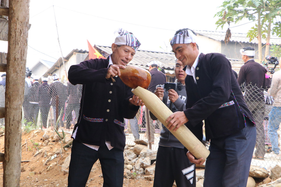 Những chàng trai được chọn sẽ cùng đoàn lễ tới các hộ gia đình xin nước mưa để về chùa làm lễ cầu mưa. (Ảnh: Đinh Thùy/TTXVN)