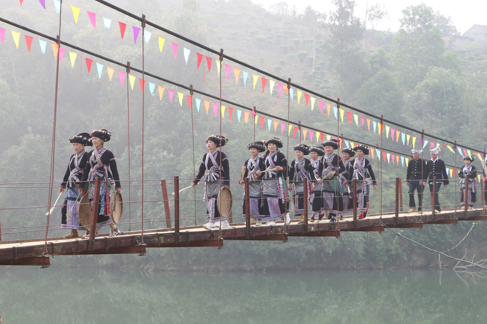 Đoàn rước nước lên chùa để làm lễ cầu mưa. (Ảnh: Đinh Thùy/TTXVN)