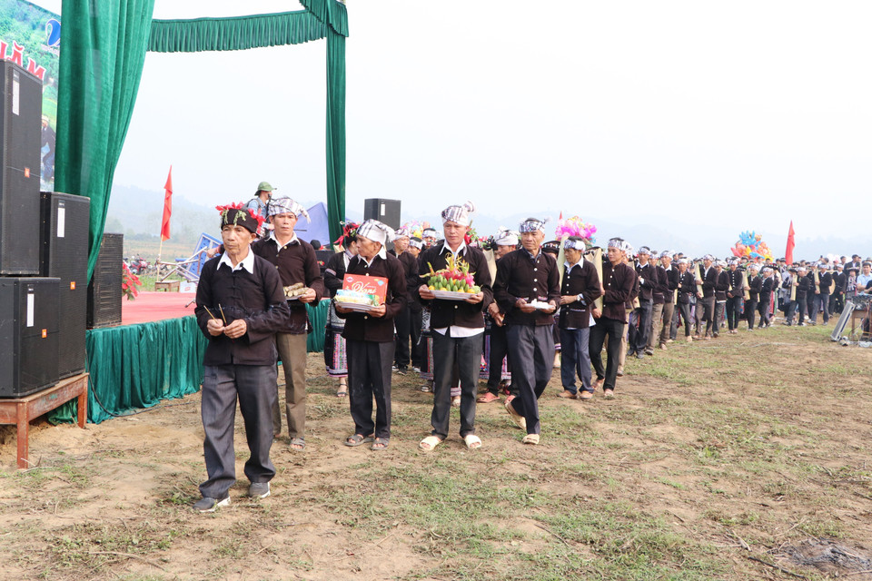 Thầy cúng và đoàn lễ chuẩn bị lễ vật dâng cúng thần linh ở chùa. (Ảnh: Đinh Thùy/TTXVN)