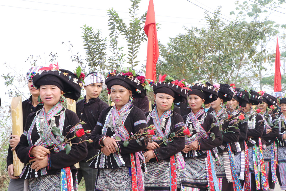 Những cô gái khỏe mạnh, ngoan hiền trong bản được lựa chọn để dâng hoa lên tượng Phật. (Ảnh: Đinh Thùy/TTXVN)