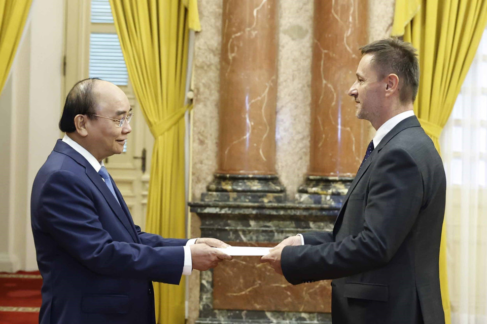 Chiều 19/9, tại Phủ Chủ tịch, Chủ tịch nước Nguyễn Xuân Phúc tiếp Đại sứ Đặc mệnh toàn quyền Hungary Tibor Baloghdi đến trình Quốc thư sang nhận nhiệm kỳ công tác tại Việt Nam. (Ảnh: Thống Nhất/TTXVN)