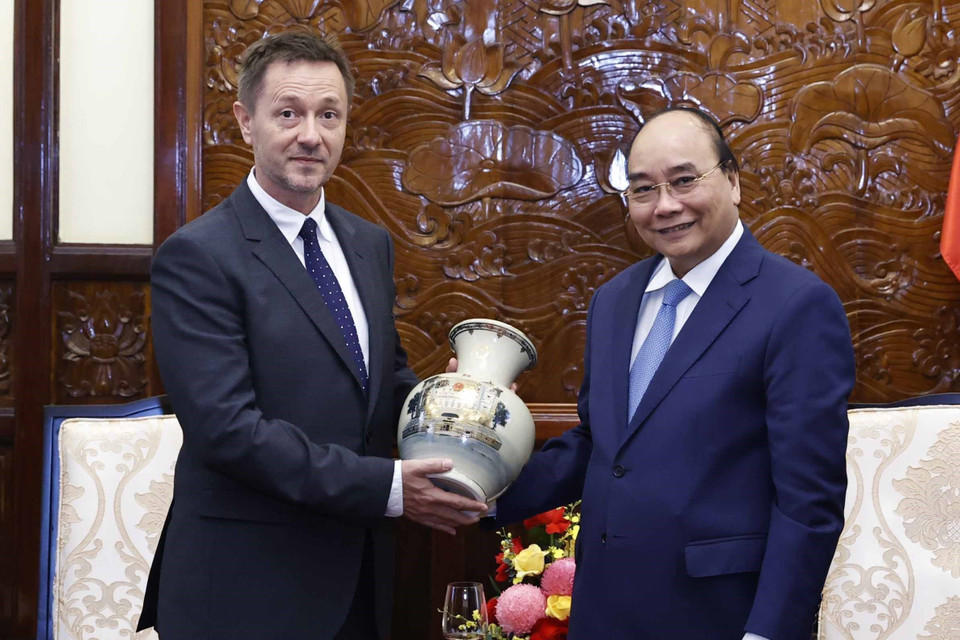 Chủ tịch nước Nguyễn Xuân Phúc tặng quà lưu niệm cho Đại sứ Hungary Tibor Baloghdi. (Ảnh: Thống Nhất/TTXVN)