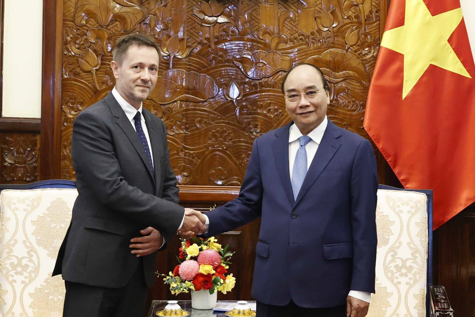 Chủ tịch nước Nguyễn Xuân Phúc tiếp Đại sứ Hungary Tibor Baloghdi. (Ảnh: Thống Nhất/TTXVN)