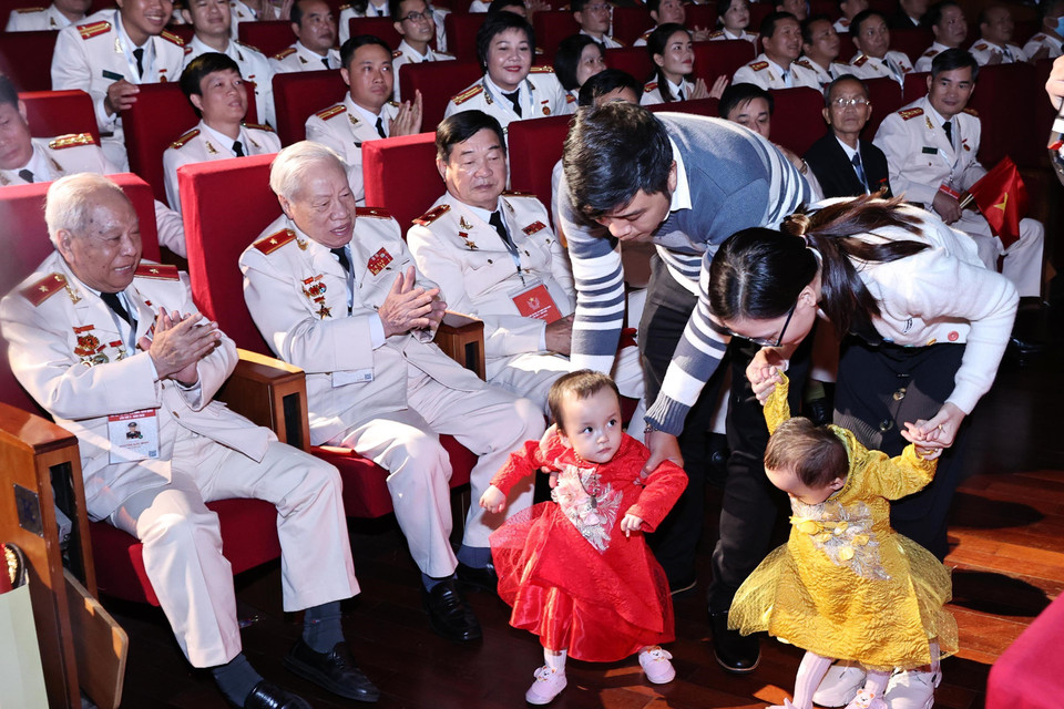 Hai em Trúc Nhi và Diệu Nhi được khỏe mạnh sau ca mổ tách được thực hiện bởi các giáo sư, bác sỹ, y tá Bệnh viện Nhi đồng Thành phố Hồ Chí Minh. (Ảnh: Trọng Đức/TTXVN)