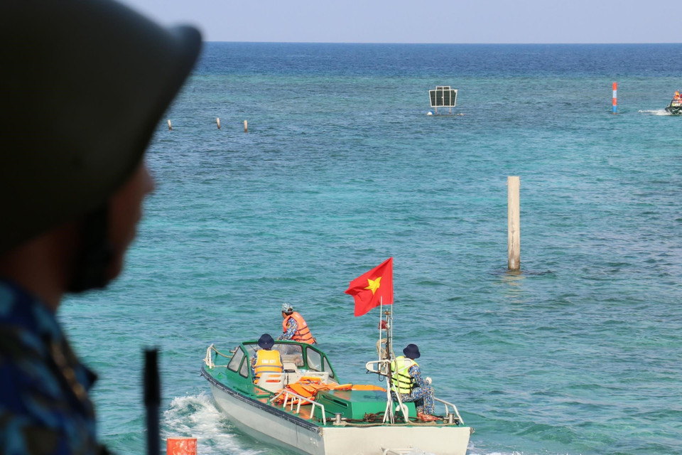 Hai chiếc xuồng của tàu Trường Sa 571 chở cán bộ và chiến sỹ từ đất liền ra thăm đảo. (Ảnh: Sỹ Tuyên/TTXVN)