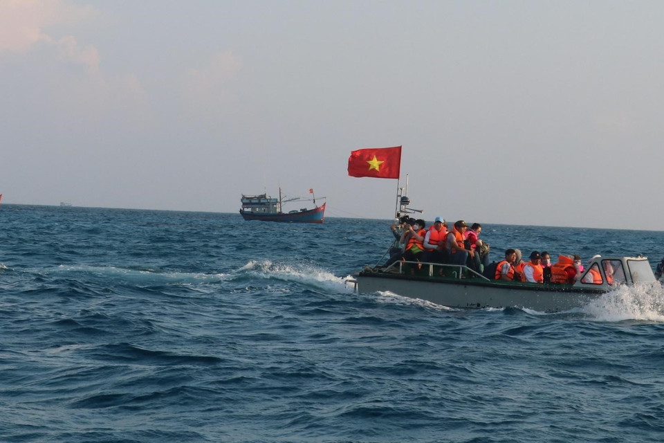 Xuồng máy của tàu Trường Sa 571 đi qua vùng biển nơi có nhiều tàu thuyền của ngư dân Việt Nam đánh bắt hải sản gần khu vực đảo Đá Tây A. (Ảnh: Sỹ Tuyên/TTXVN)