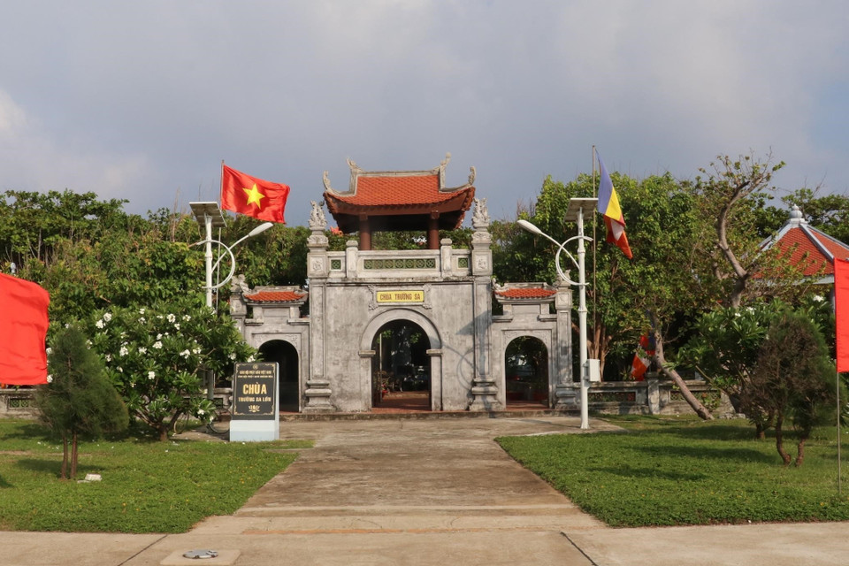 Trước cổng Chùa Trường Sa, tại Thị trấn Trường Sa (huyện Trường Sa, tỉnh Khánh Hoà), cờ Tổ quốc được treo ở vị trí trang trọng. (Ảnh: Sỹ Tuyên/TTXVN)