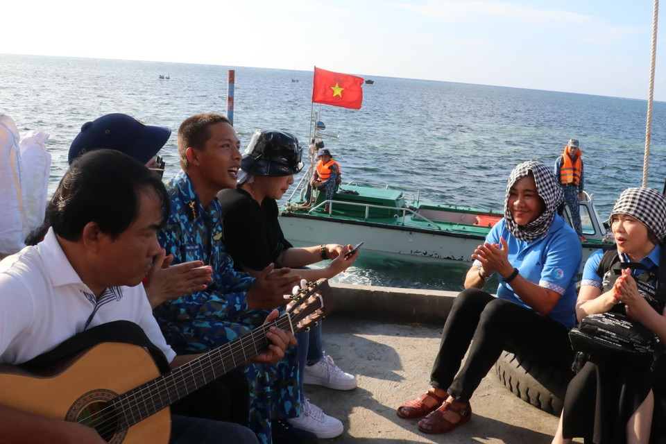 Chiến sỹ đảo Thuyền Chài C giao lưu văn nghệ với đoàn cán bộ, chiến sỹ từ đất liền ra thăm đảo. (Ảnh: Sỹ Tuyên/TTXVN)